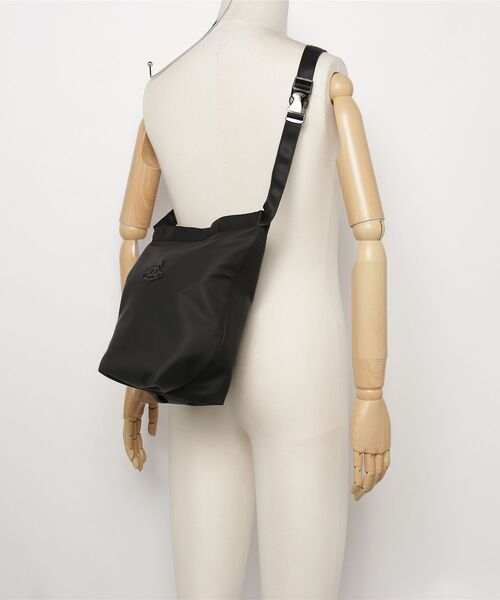 Vivienne Westwood MAN（ヴィヴィアンウエストウッドマン）の「COATED FABRIC SMALL CROSSBODY（ショルダーバッグ・メンズ・ブラック・FREE）」の5枚目の写真