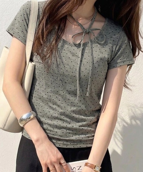muet.（ミュエ）の「チョーカー付きコンパクトシルエットドット柄Tシャツ（Tシャツ/カットソー・レディース・グレー/オフホワイト/ブラック・MEDIUM/LARGE）」の3枚目の写真