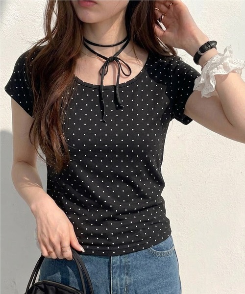 muet.（ミュエ）の「チョーカー付きコンパクトシルエットドット柄Tシャツ（Tシャツ/カットソー・レディース・グレー/オフホワイト/ブラック・MEDIUM/LARGE）」の2枚目の写真