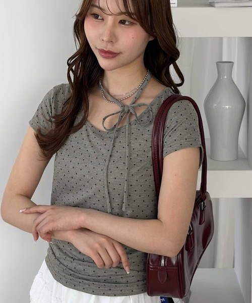 muet.（ミュエ）の「チョーカー付きコンパクトシルエットドット柄Tシャツ（Tシャツ/カットソー・レディース・グレー/オフホワイト/ブラック・MEDIUM/LARGE）」の4枚目の写真