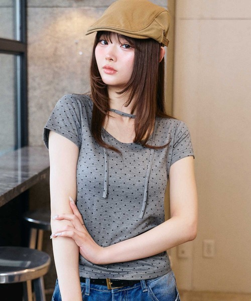 muet.（ミュエ）の「チョーカー付きコンパクトシルエットドット柄Tシャツ（Tシャツ/カットソー・レディース・グレー/オフホワイト/ブラック・MEDIUM/LARGE）」の10枚目の写真