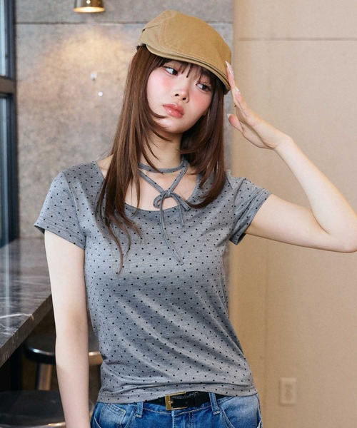 muet.（ミュエ）の「チョーカー付きコンパクトシルエットドット柄Tシャツ（Tシャツ/カットソー・レディース・グレー/オフホワイト/ブラック・MEDIUM/LARGE）」の9枚目の写真