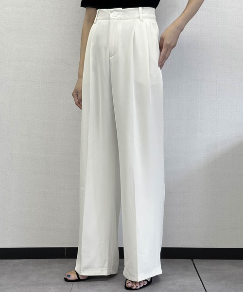 LOWO(ロワ)の「【S~2Lサイズ展開】タック入りセンタープレスワイドスラックスパンツ(スラックス・レディース・アイボリー/ブラック/グレー/オフホワイト・S/2L/L/M)」の1枚目の写真