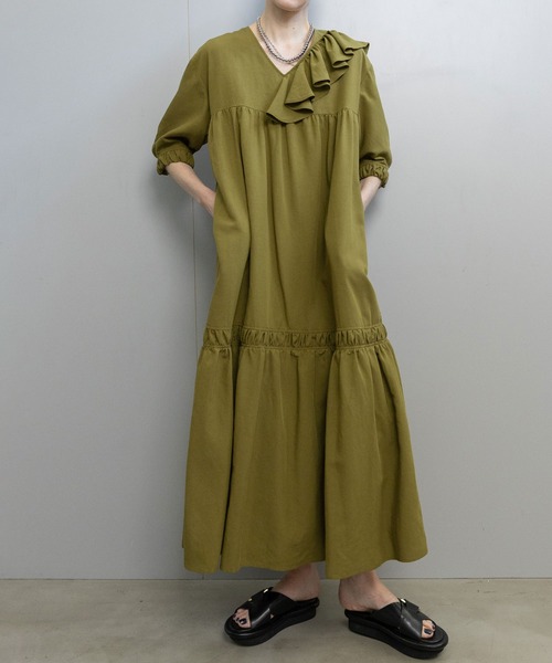 MARECHAL TERRE（マルシャルテル）の「フリルカラーティアードワンピース（ワンピース・レディース・ブルー/グリーン/マスタード/ブラック・MEDIUM）」の4枚目の写真