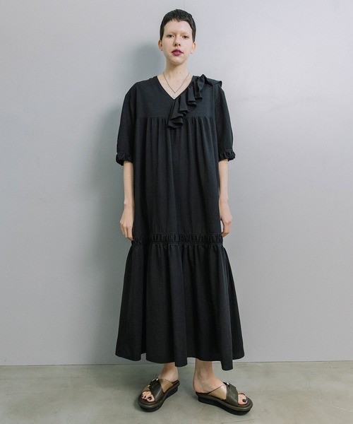 MARECHAL TERRE（マルシャルテル）の「フリルカラーティアードワンピース（ワンピース・レディース・ブルー/グリーン/マスタード/ブラック・MEDIUM）」の2枚目の写真