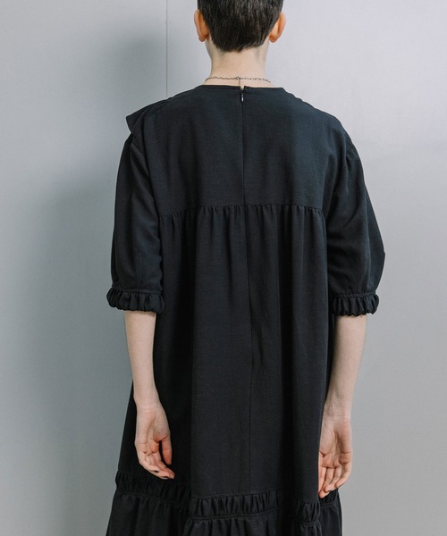 MARECHAL TERRE（マルシャルテル）の「フリルカラーティアードワンピース（ワンピース・レディース・ブルー/グリーン/マスタード/ブラック・MEDIUM）」の17枚目の写真