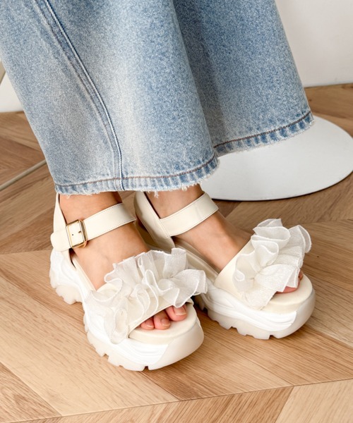 WEGO(ウィゴー)の「WEGO/【26年春夏新作】フリルスポーツ厚底サンダル(サンダル・レディース・ホワイト/ブラック・MEDIUM/LARGE)」の2枚目の写真