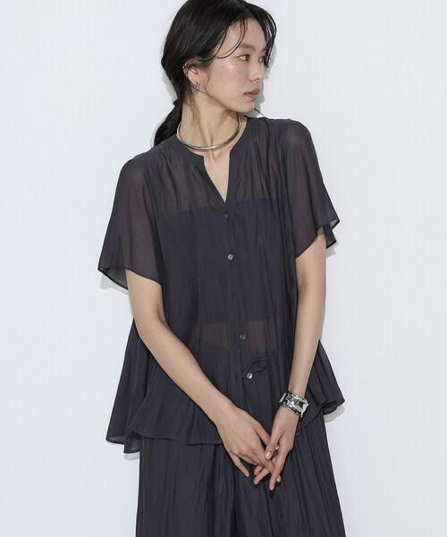 K.T KIYOKO TAKASE(キヨコタカセ)の「〔 TALLサイズ 〕 【セットアップ対応】カッセンシフォンオーガンジー フレアブラウス(シャツ/ブラウス・レディース・チャコール・15号)」の1枚目の写真