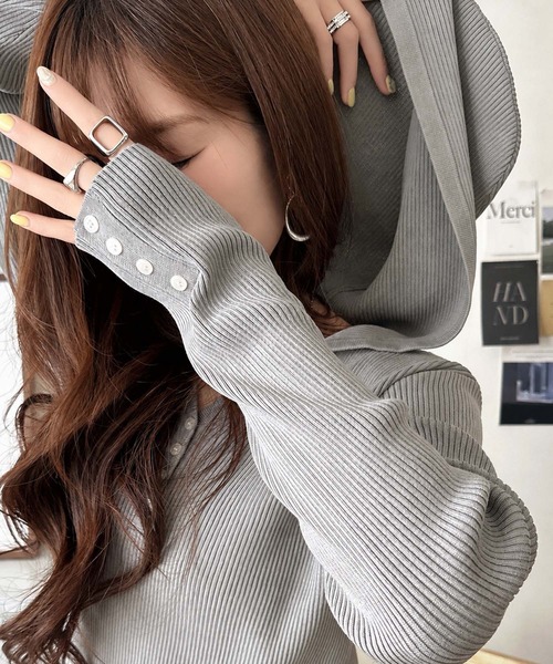 classicalelf（クラシカルエルフ）の「見せても、隠しても、サマになる。フーディーヘンリーニット（長袖）（ニット/セーター・レディース・ブラック/レッド/グレー/アイボリー/チャコールグレー×ブラック/グレイッシュベージュ・MEDIUM/LARGE/X-LARGE/SMALL）」の4枚目の写真