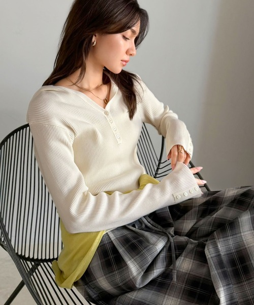 classicalelf（クラシカルエルフ）の「見せても、隠しても、サマになる。フーディーヘンリーニット（長袖）（ニット/セーター・レディース・ブラック/レッド/グレー/アイボリー/チャコールグレー×ブラック/グレイッシュベージュ・MEDIUM/LARGE/X-LARGE/SMALL）」の13枚目の写真
