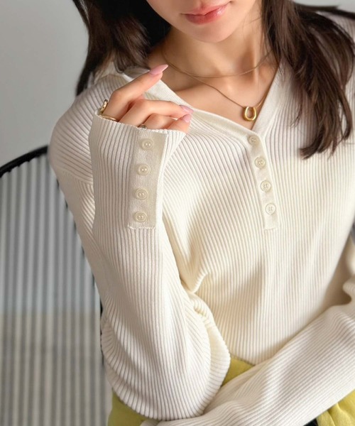 classicalelf（クラシカルエルフ）の「見せても、隠しても、サマになる。フーディーヘンリーニット（長袖）（ニット/セーター・レディース・ブラック/レッド/グレー/アイボリー/チャコールグレー×ブラック/グレイッシュベージュ・MEDIUM/LARGE/X-LARGE/SMALL）」の11枚目の写真