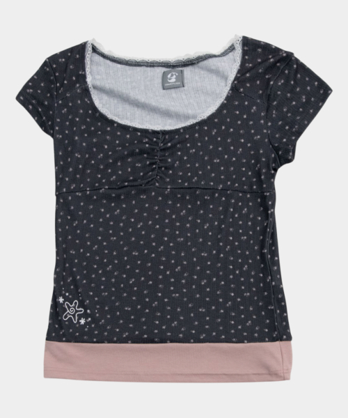 SOME PLACE(サムプレイス)の「フラワーレースネックシャーリングポイントスターボトムグラフィックセミクロップ半袖Tシャツ_2COLOR(Tシャツ/カットソー・レディース・ホワイト/ブラック・FREE)」の4枚目の写真