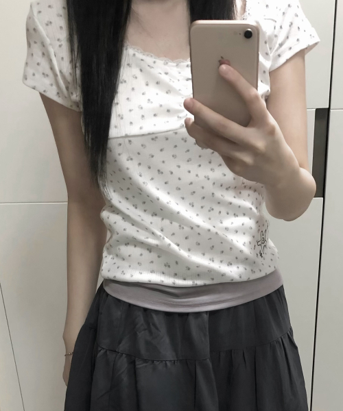 SOME PLACE(サムプレイス)の「フラワーレースネックシャーリングポイントスターボトムグラフィックセミクロップ半袖Tシャツ_2COLOR(Tシャツ/カットソー・レディース・ホワイト/ブラック・FREE)」の5枚目の写真