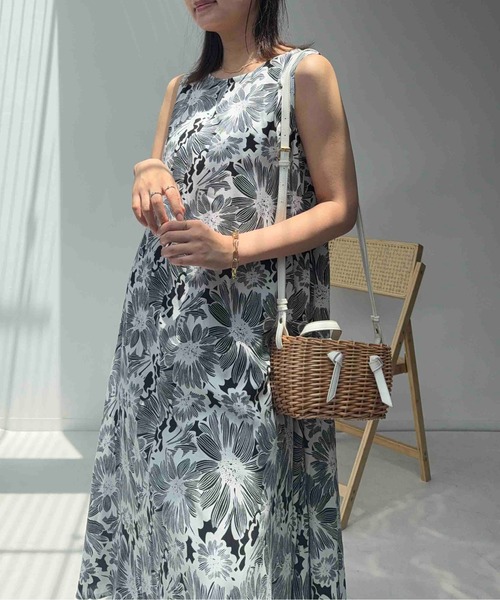 AS KNOW AS plus（アズノゥアズプラス）の「〇【接触冷感・UVカット】インド 総柄バサリとゆったり ノースリーブワンピース（ワンピース・レディース・ホワイト系/ブルー系/ホワイト系1・FREE）」の14枚目の写真