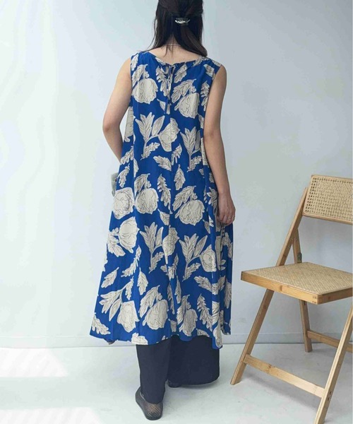 AS KNOW AS plus（アズノゥアズプラス）の「〇【接触冷感・UVカット】インド 総柄バサリとゆったり ノースリーブワンピース（ワンピース・レディース・ホワイト系/ブルー系/ホワイト系1・FREE）」の5枚目の写真