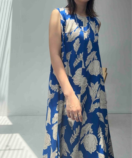 AS KNOW AS plus（アズノゥアズプラス）の「〇【接触冷感・UVカット】インド 総柄バサリとゆったり ノースリーブワンピース（ワンピース・レディース・ホワイト系/ブルー系/ホワイト系1・FREE）」の7枚目の写真