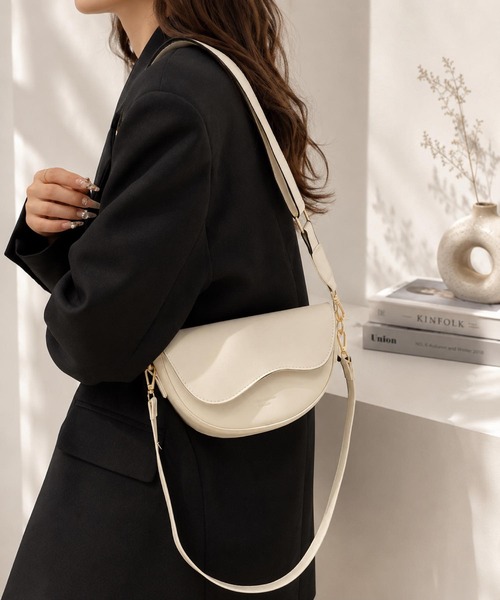 VIBGYOR(ヴィブジョー)の「LESRIRE/ 波型フラップ太ショルダー2WAYショルダーバッグ L9387(ショルダーバッグ・レディース・ブラック/ホワイト/ブラウン・FREE)」の1枚目の写真