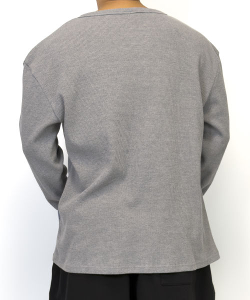 PACIENCIA(パシエンシア)の「ワッフルUネック オーバーサイズ ロングスリーブ グレー(Tシャツ/カットソー・メンズ・その他・LARGE/X-LARGE/XX-LARGE)」の4枚目の写真