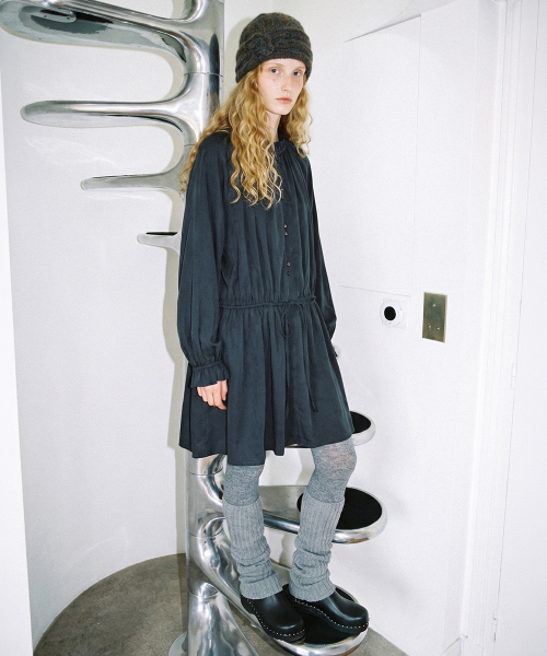 SINOON(シヌーン)の「Romantic Shirring Mini Dress (Navy)(ワンピース・レディース・ネイビー・FREE)」の2枚目の写真