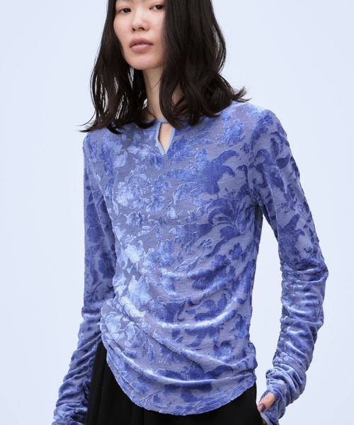THINGS THAT MATTER(シングス ザット マター)の「VELOUR JACQUARD TOPS / ベロアジャカードトップス(Tシャツ/カットソー・レディース・ブルー/ブラック・FREE)」の3枚目の写真
