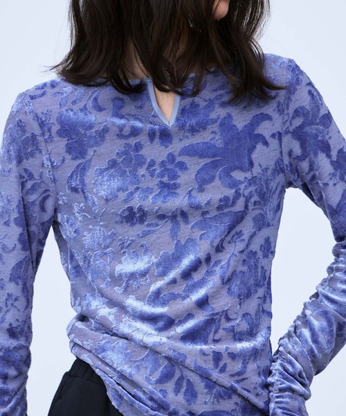 THINGS THAT MATTER(シングス ザット マター)の「VELOUR JACQUARD TOPS / ベロアジャカードトップス(Tシャツ/カットソー・レディース・ブルー/ブラック・FREE)」の4枚目の写真