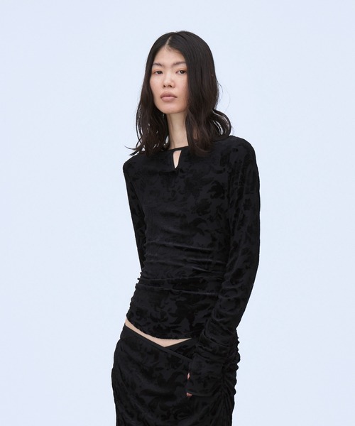 THINGS THAT MATTER(シングス ザット マター)の「VELOUR JACQUARD TOPS / ベロアジャカードトップス(Tシャツ/カットソー・レディース・ブルー/ブラック・FREE)」の16枚目の写真