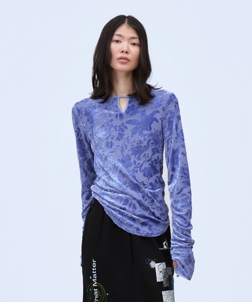 THINGS THAT MATTER(シングス ザット マター)の「VELOUR JACQUARD TOPS / ベロアジャカードトップス(Tシャツ/カットソー・レディース・ブルー/ブラック・FREE)」の9枚目の写真