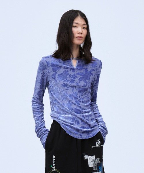 THINGS THAT MATTER(シングス ザット マター)の「VELOUR JACQUARD TOPS / ベロアジャカードトップス(Tシャツ/カットソー・レディース・ブルー/ブラック・FREE)」の10枚目の写真