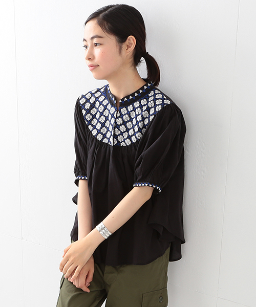 trepied（トレピエ）の「trepied / シシュウ プルオーバーブラウス（シャツ/ブラウス・レディース・ホワイト/ブラック・ONE SIZE）」の2枚目の写真