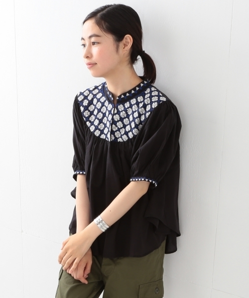 trepied（トレピエ）の「trepied / シシュウ プルオーバーブラウス（シャツ/ブラウス・レディース・ホワイト/ブラック・ONE SIZE）」の4枚目の写真