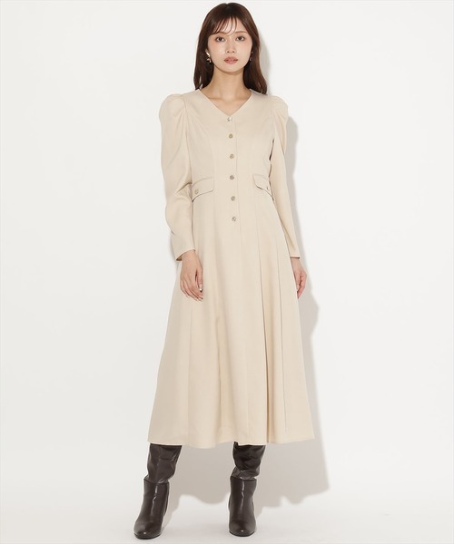 AND COUTURE(アンドクチュール)の「Vネックパフスリーブワンピース(ワンピース・レディース・ベージュ/ブラウン/ネイビー・FREE)」の2枚目の写真