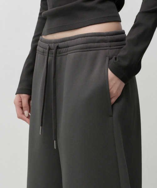 MUSINSA STANDARD WOMAN（ムシンサスタンダードウーマン）の「ウィメンズ起毛カーブドスウェットパンツ[ガンメタル]（その他パンツ・レディース・その他・LARGE/MEDIUM/SMALL/X-SMALL）」の5枚目の写真