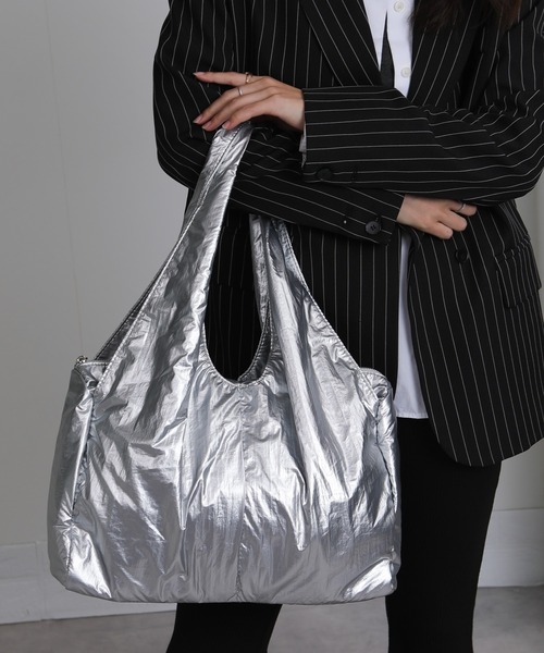 Seop(セオピ)の「4つポケット付きナイロントートバッグ A4収納可能(トートバッグ・レディース・シルバー/ブラック/アイボリー・FREE)」の8枚目の写真