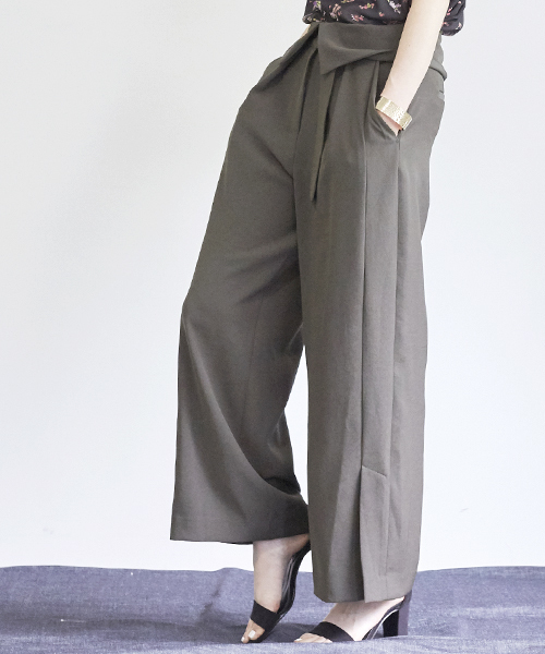 STUDIOUS（ステュディオス）の「STUDIOUS センターベンツフラップパンツ（その他パンツ・レディース・アイボリー/ブラック/カーキ・1/0）」の3枚目の写真