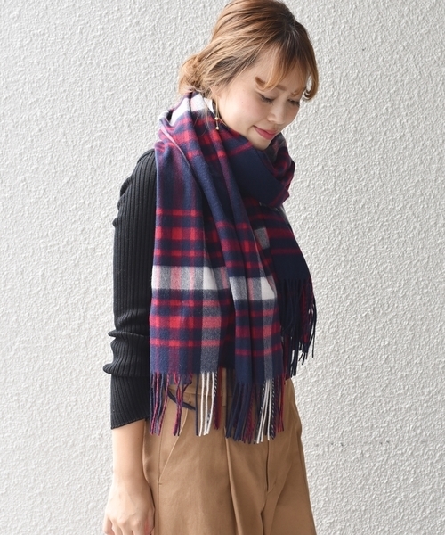 SHIPS（シップス）の「カシミヤチェックストール◇（ストール/ショール・レディース・ネイビー/グレー/レッド/オリーブ/イエロー/ブルー/グリーン・ONE SIZE）」の5枚目の写真