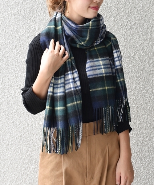 SHIPS（シップス）の「カシミヤチェックストール◇（ストール/ショール・レディース・ネイビー/グレー/レッド/オリーブ/イエロー/ブルー/グリーン・ONE SIZE）」の4枚目の写真
