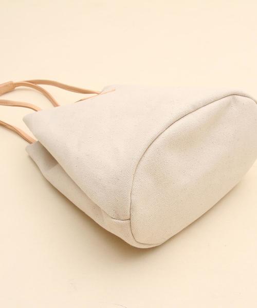 coen(コーエン)の「キャンバスコンビ巾着ショルダーバッグ(ショルダーバッグ・レディース・ナチュラル/ネイビー・FREE)」の4枚目の写真