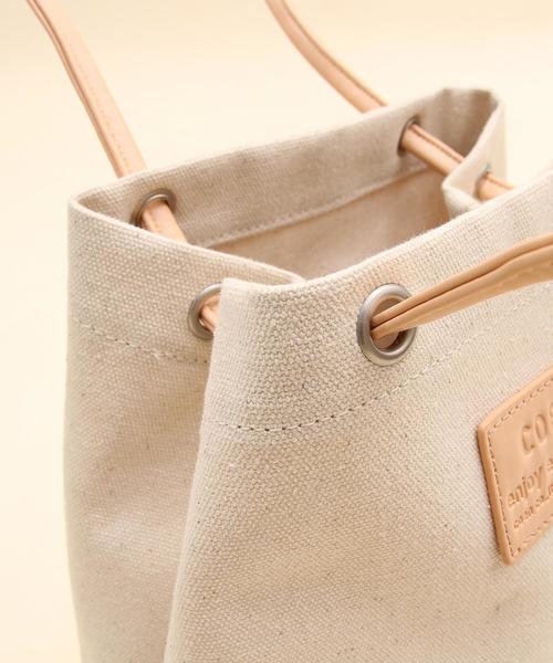 coen(コーエン)の「キャンバスコンビ巾着ショルダーバッグ(ショルダーバッグ・レディース・ナチュラル/ネイビー・FREE)」の6枚目の写真