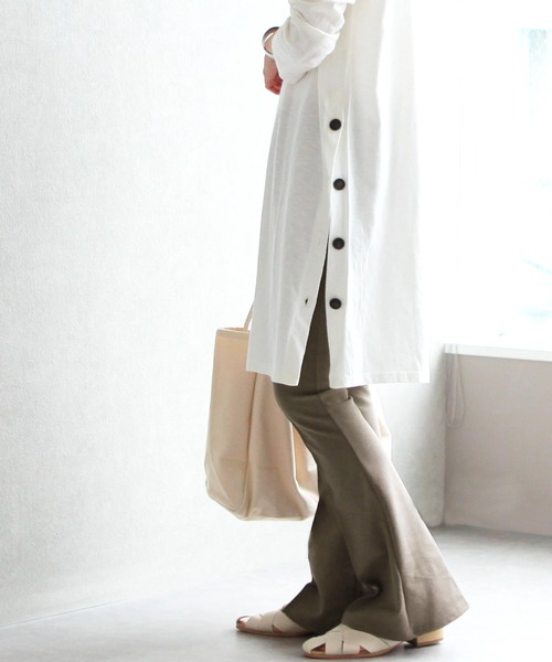 reca（レカ）の「フロントタックフレアパンツ（その他パンツ・レディース・ブラック/カーキ/キャメル/グレイッシュベージュ/グレー系その他・FREE）」の2枚目の写真