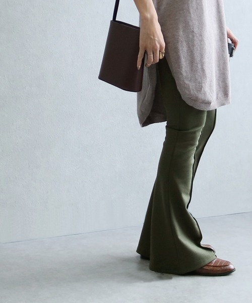 reca（レカ）の「フロントタックフレアパンツ（その他パンツ・レディース・ブラック/カーキ/キャメル/グレイッシュベージュ/グレー系その他・FREE）」の4枚目の写真