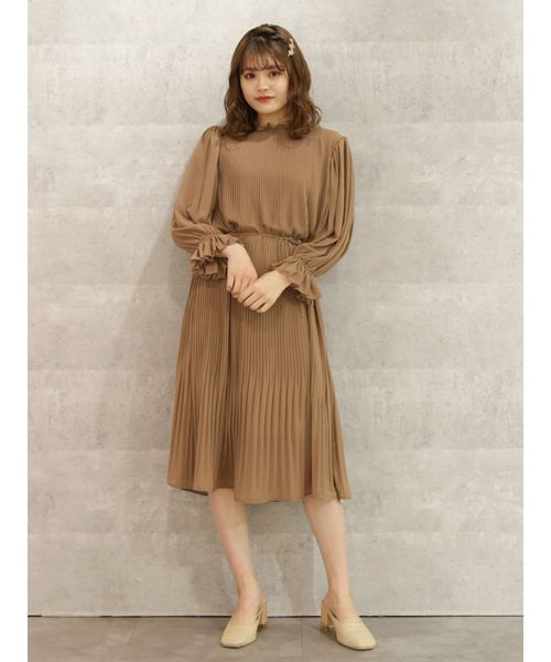 dazzlin（ダズリン）の「プリーツハイネックミディワンピース（ワンピース・レディース・ブラック/ベージュ・FREE）」の13枚目の写真