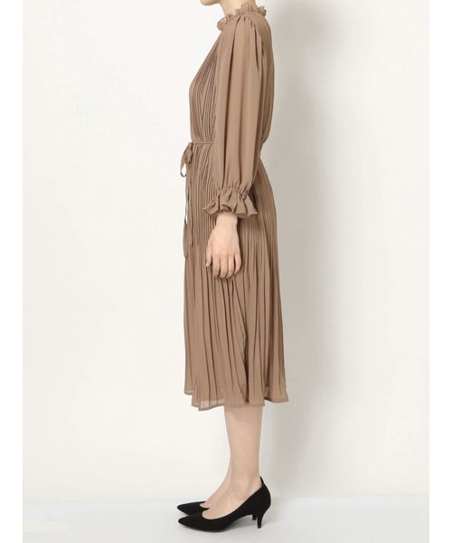 dazzlin（ダズリン）の「プリーツハイネックミディワンピース（ワンピース・レディース・ブラック/ベージュ・FREE）」の16枚目の写真