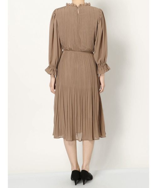 dazzlin（ダズリン）の「プリーツハイネックミディワンピース（ワンピース・レディース・ブラック/ベージュ・FREE）」の17枚目の写真