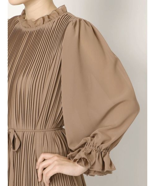 dazzlin（ダズリン）の「プリーツハイネックミディワンピース（ワンピース・レディース・ブラック/ベージュ・FREE）」の19枚目の写真