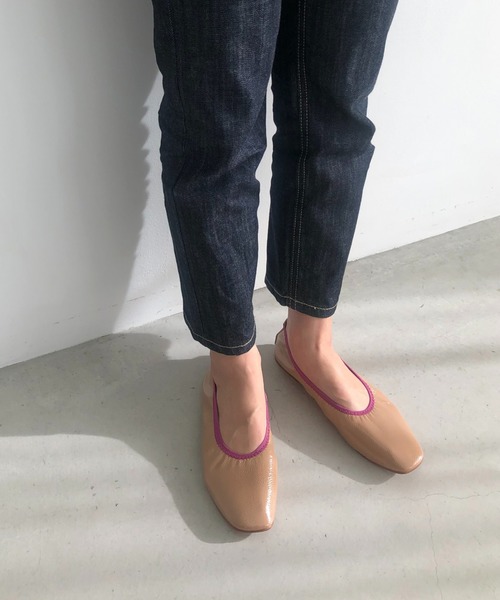TODAYFUL（トゥデイフル）の「エナメルフラットシューズ（バレエシューズ・レディース・コーラルピンク/ピンクベージュ/キナリ・36inch/37inch/38inch）」の3枚目の写真