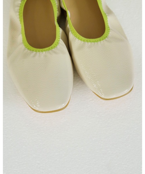 TODAYFUL（トゥデイフル）の「エナメルフラットシューズ（バレエシューズ・レディース・コーラルピンク/ピンクベージュ/キナリ・36inch/37inch/38inch）」の10枚目の写真