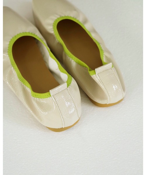 TODAYFUL（トゥデイフル）の「エナメルフラットシューズ（バレエシューズ・レディース・コーラルピンク/ピンクベージュ/キナリ・36inch/37inch/38inch）」の11枚目の写真