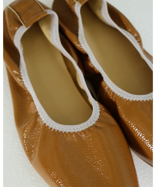 TODAYFUL（トゥデイフル）の「エナメルフラットシューズ（バレエシューズ・レディース・コーラルピンク/ピンクベージュ/キナリ・36inch/37inch/38inch）」の15枚目の写真