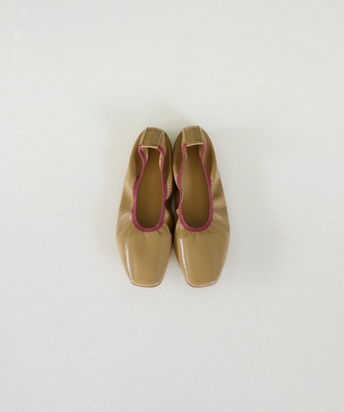 TODAYFUL（トゥデイフル）の「エナメルフラットシューズ（バレエシューズ・レディース・コーラルピンク/ピンクベージュ/キナリ・36inch/37inch/38inch）」の16枚目の写真