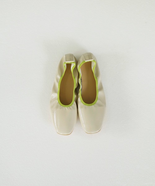 TODAYFUL（トゥデイフル）の「エナメルフラットシューズ（バレエシューズ・レディース・コーラルピンク/ピンクベージュ/キナリ・36inch/37inch/38inch）」の17枚目の写真